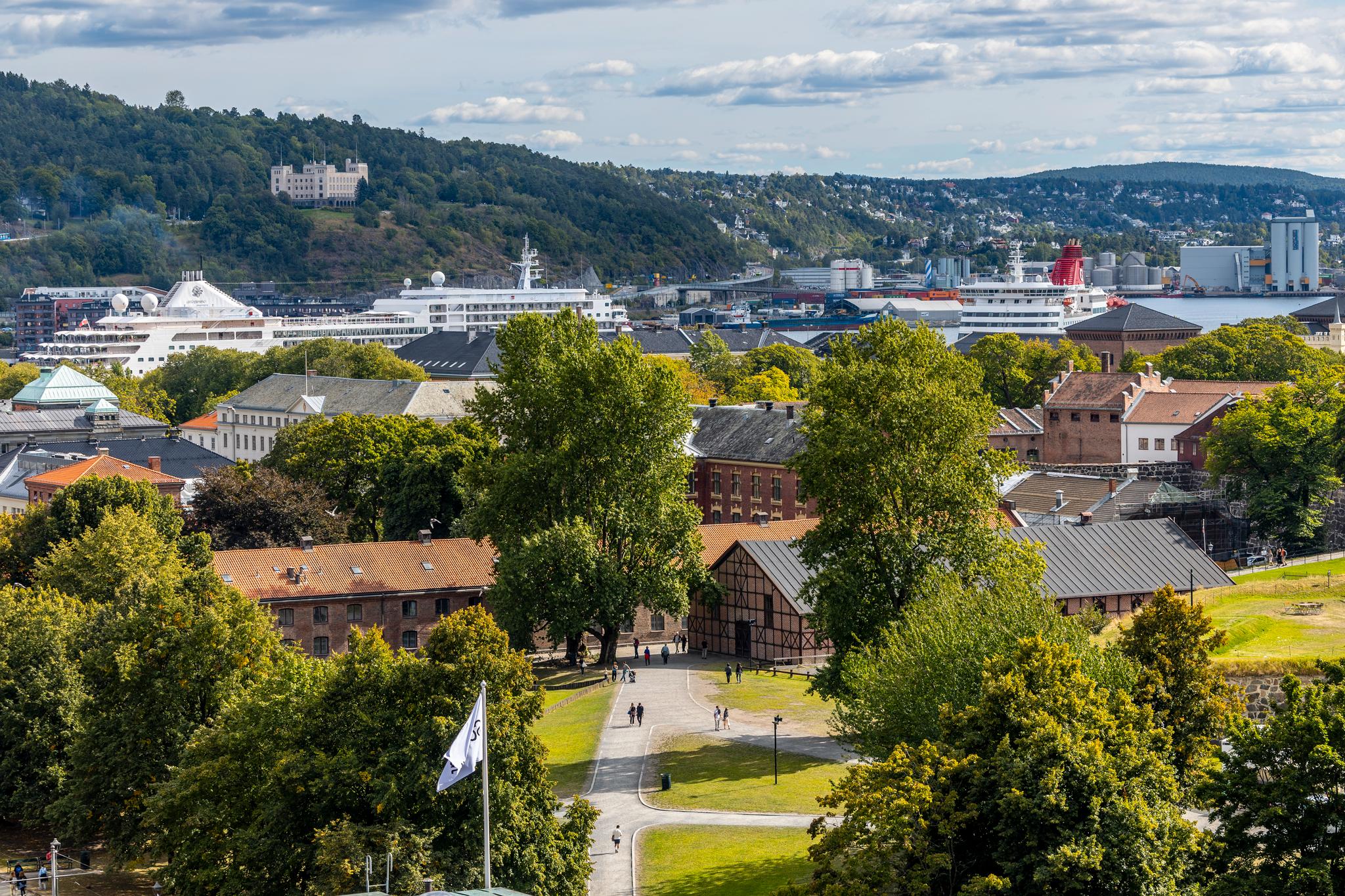 To utenlandske borgere er pågrepet av politiet i Oslo etter å ha fløyet drone over forsvaret sitt område ved Akershus festning i Oslo.