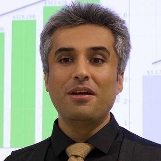 Ardeshir Mohamadi forsker på hvordan man kan gjøre de rimelige GPS-mottagerne, som vi har i mobiltelefonen eller i treningsklokka, mye mer nøyaktige uten å måtte benytte kostbare ekstra-tjenester. Foto:  NTNU