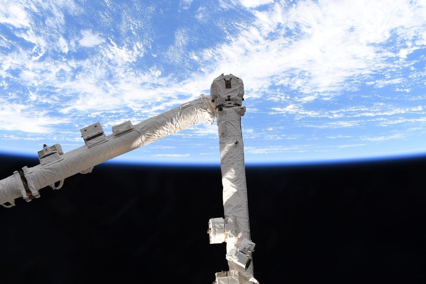 Robotarmen på ISS ble truffet av en mikrometeoritt på 1 millimeter i 2021. Hullet (midt i bildet) var godt synlig. Foto:  Esa/Nasa - A.Mogensen