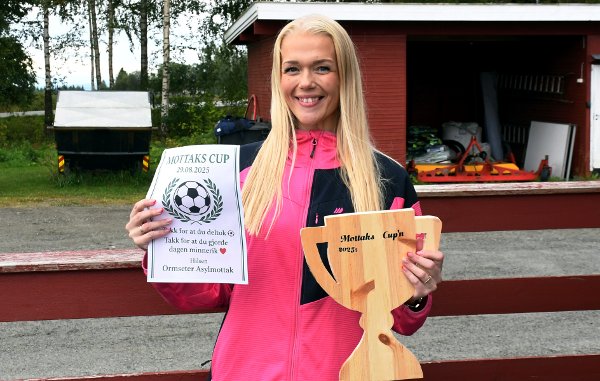 SPESIELL POKAL: Ida Marie Hagen fra Ormseter asylmoyyak, synes pokalen som Engerdal asylmottak hadde laget var svært orginal.