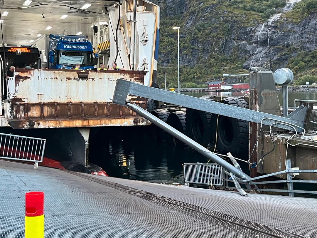 Ferge fra Bodø til Moskenes kjørte i kaia