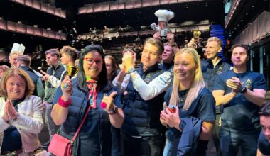 Venner og familie av Aron Espeland holder trøkket oppe med sang og trampeklapp. De tre i midten: Jane Espeland (mor), Andreas Enger Fjellheim (Team Espeland) og Martine Espeland (søster og Team Espeland).