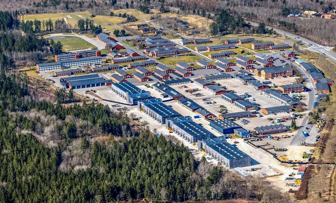 Det ble blant annet observert droner nær Holstebro kaserne på Vest-Jylland. Her er det rundt 1200 ansatte og vernepliktige.