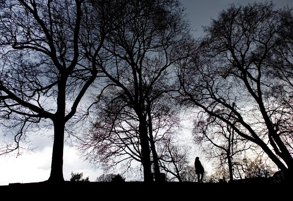 Oslo 20080414
Kvinne i park om kvelden. Alene. Ensom. Redd. Skummelt. Trist. Kjærlighetssorg. Voldtekt. Deprimert. Selvmord. Fortvilet. Ulykkelig. Samlivsbrudd. 
FOTO: Sara Johannessen Meek / NTB
- - MODEL RELEASED - MODELLKLARERT - - 