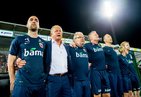 Sofia, Bulgaria 20150903.
EM-kvalifisering fotball menn, Bulgaria-Norge (0-1). Norges assistenttrener Martin Foyston (f.v.), landslagssjef Per-Mathias Høgmo, assistenttrener Jarl Torske, keepertrener Frode Grodås, fysioterapeut Leif Arne Lystad og lege Jorid Degerstrøm før EM-kvalifiseringskampen mellom Bulgaria og Norge på Vasil Levski stadion i Sofia.
Foto: Vegard Wivestad Grøtt / NTB