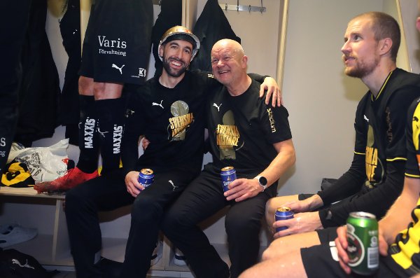 STOCKHOLM, SVERIGE 20221030. 
Häckens trener Per-Mathias Høgmo (t.h.) og assistenttrener Martin Foyston feirer gullet i garderoben etter seieren i søndagens Allsvenskan fotballkamp mellom IFK Gøteborg og BK Häcken på Gamla Ullevi. Häcken har dermed vunnet sitt første SM-gull.
Foto: Adam Ihse/TT / NTB