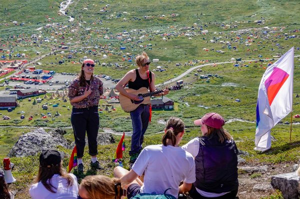 Eidsbugarden 20240719
Randi Oline og gitarist Henrik Stave opptrer under Vinjepride som fredag sto på programmet under årets Vinjerock, musikkfestivalen som går over tre dager i juli. Festivalen har vært arrangert ved bredden av Bygdin siden 2006.
Foto: Heiko Junge / NTB
