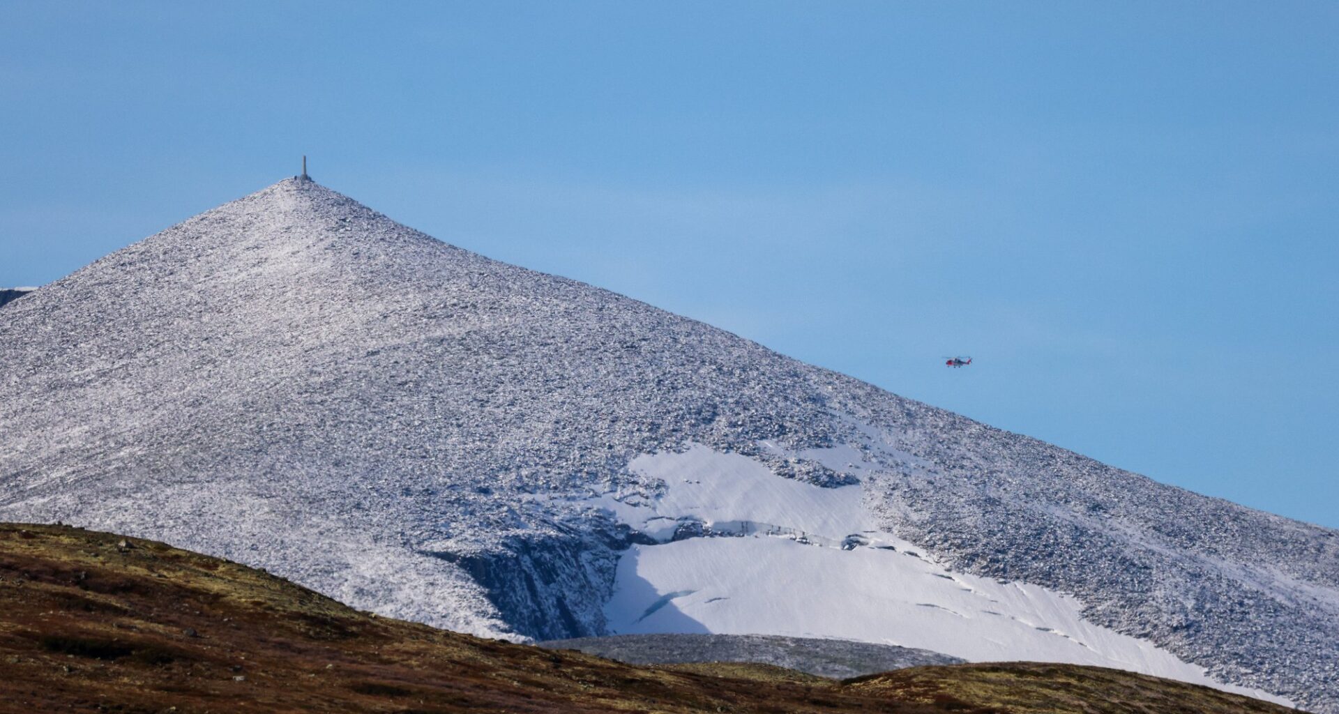 Hendelser, Dovrefjell | To personer har falt ned skrent på Snøhetta – fraktes til legevakt