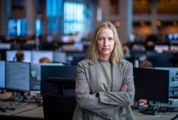 Oslo 20240805. 
Sjeføkonom i DNB Markets Kjersti Haugland fotografert i meglerrommet til DNB i Oslo mandag formiddag. Hovedindeksen på Oslo Børs var i fritt fall i de første sekundene etter åpning mandag morgen. 
Foto: Ole Berg-Rusten / NTB