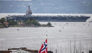Verdens største hangarskip, USS Gerald Ford, på vei inn Oslofjorden