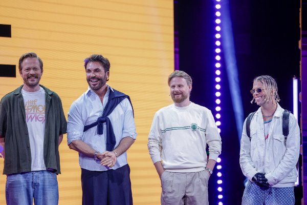 Bergen 20250820. 
Programlederne fra «Norges dummeste», Einar Tørnquist og Jan Thomas, og deltakerne Kevin Lauren og Marius Skjelbæk fra samme program under TV 2s presentasjonen av høstens tv-programmer i Grieghallen. 
Foto: Paul S. Amundsen / NTB