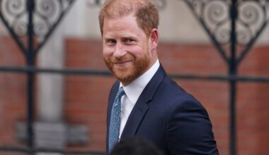 Prins Harry har besøkt Windsor Castle for å minnes dronningen