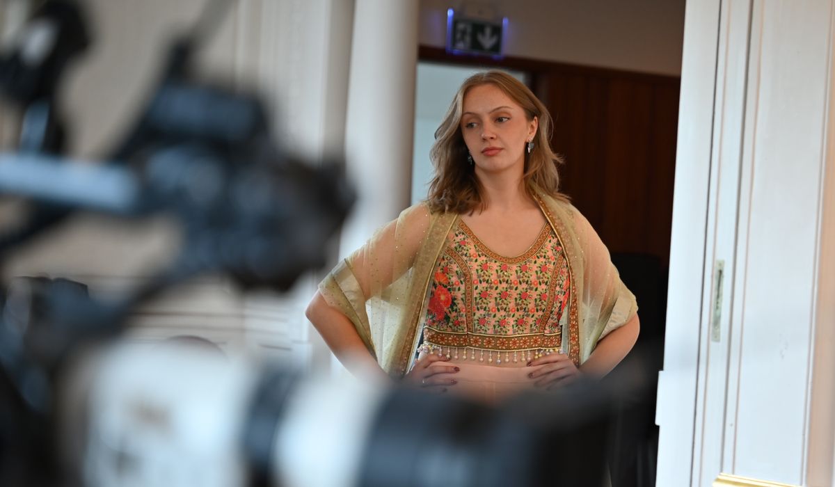 (+) Lokale unge kvinner er med i Bollywood-film - lister24.no