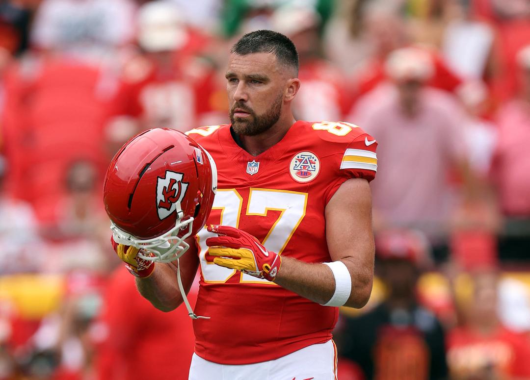 Mann arrestert på eiendommen til Travis Kelce