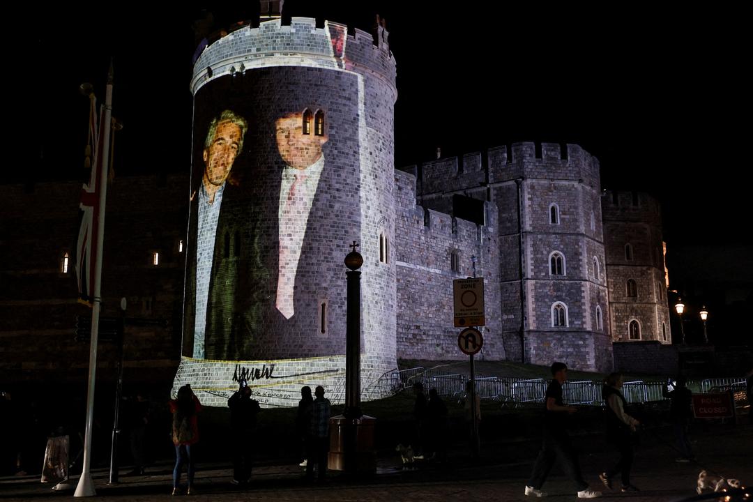 Trump ankom Storbritannia – Epstein-bilder projisert på Windsor slott