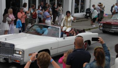 Kinn, Måløy | Festival meiner kommunen svikta Elvis-folket – krev 23.000 kroner
