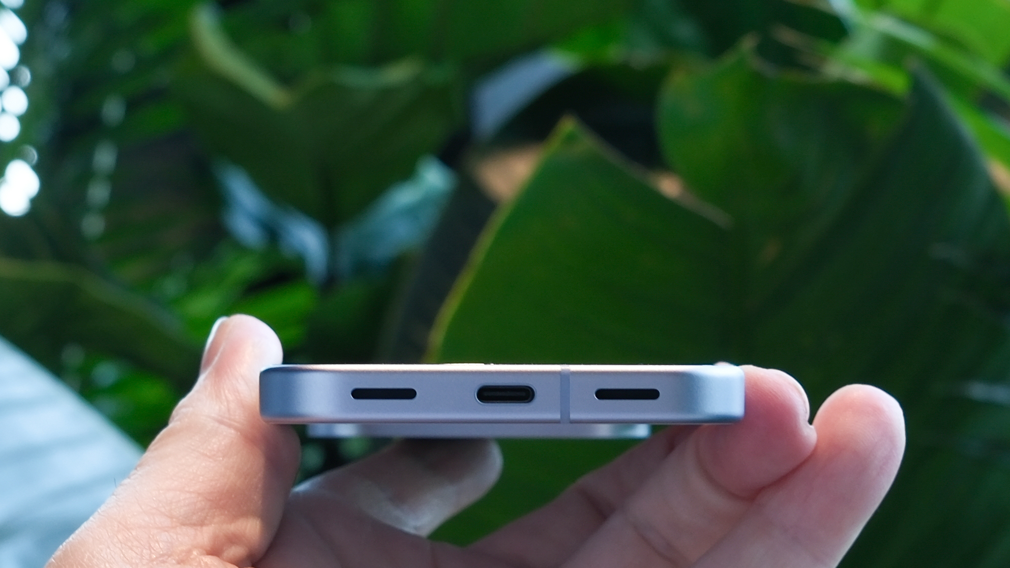 Google Pixel 10 og den USB-C port.