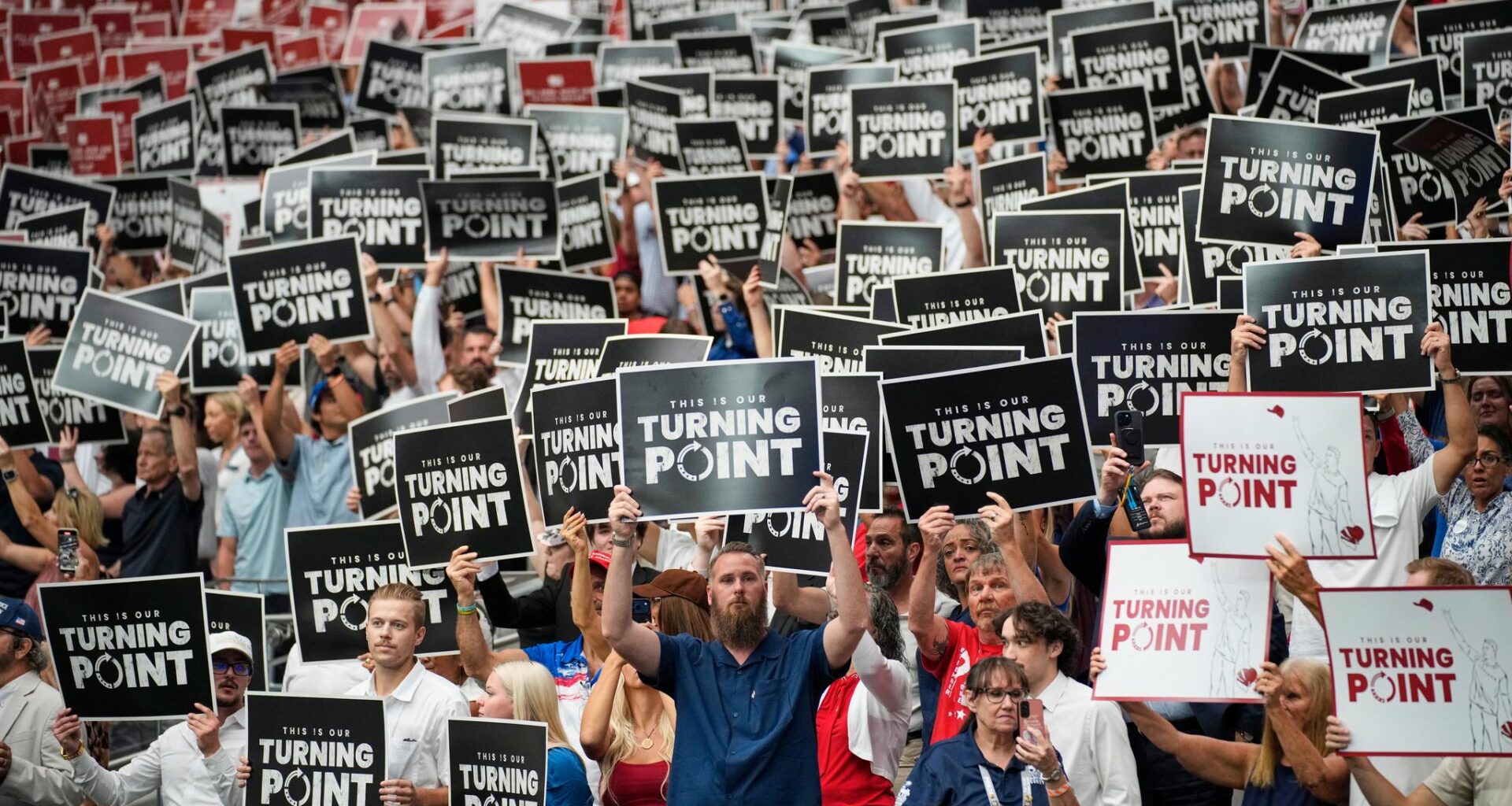 Det er Kirks egen organisasjon Turning Point USA som arrangerer minnestunden.