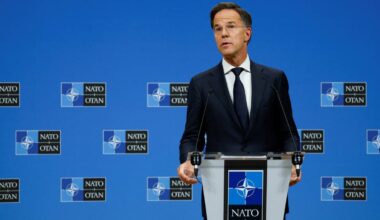 Rutte står på et podium
