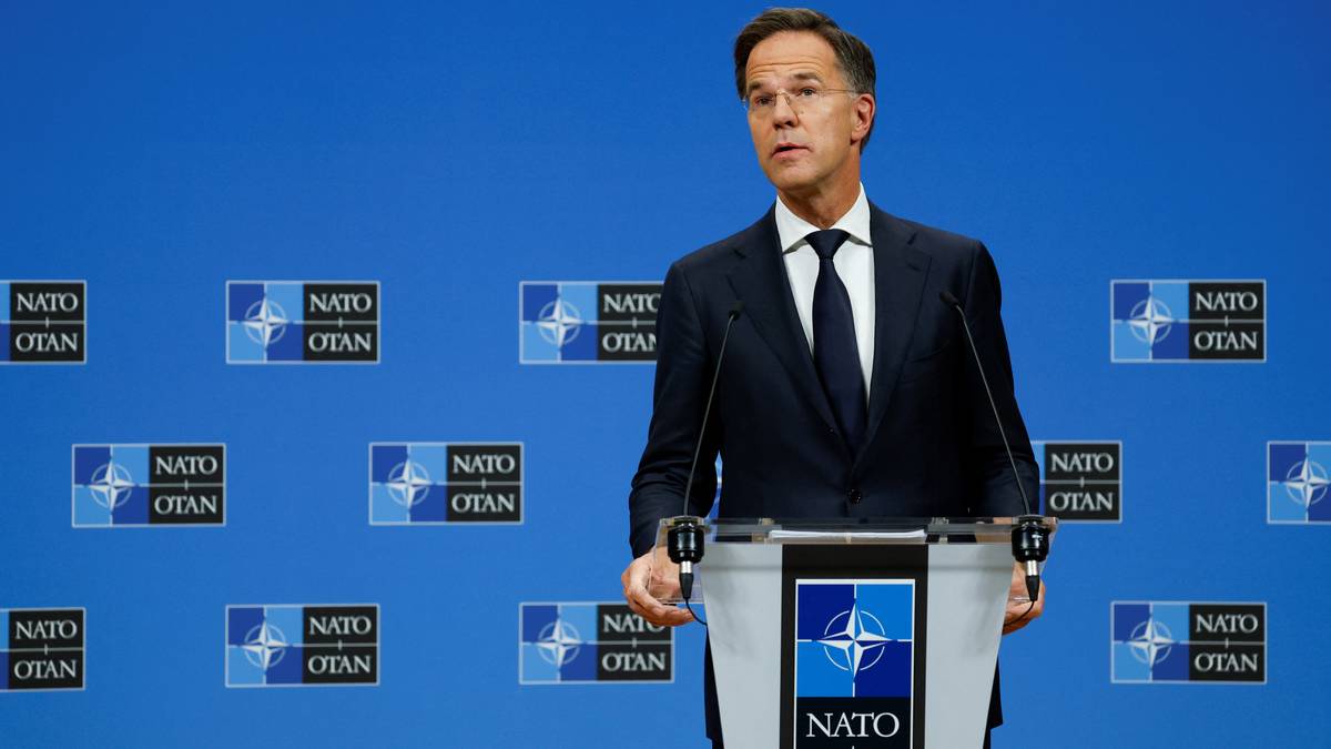 Rutte står på et podium