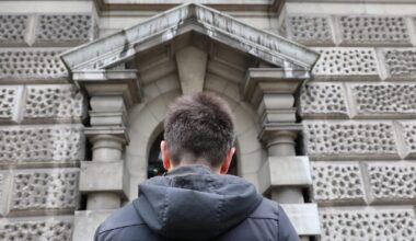 18-åring forblir i britisk fengsel