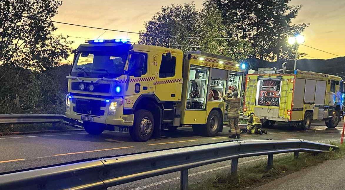 Stengte all togtrafikk – brann i bopel: – Ligger tett på