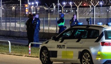 en politibil med folk som står rundt den