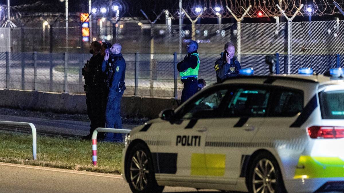 en politibil med folk som står rundt den