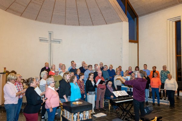 Hølen koret øver til utsolgt konsert