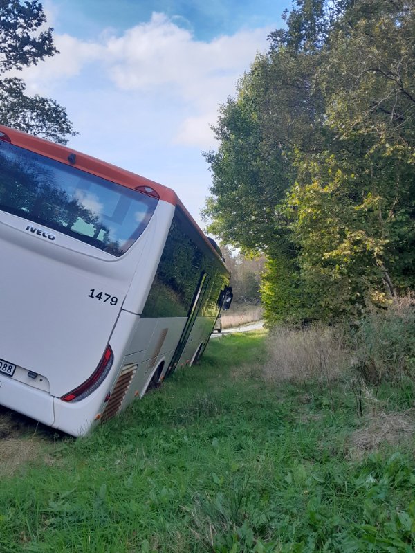 Buss med skoleelever veltet