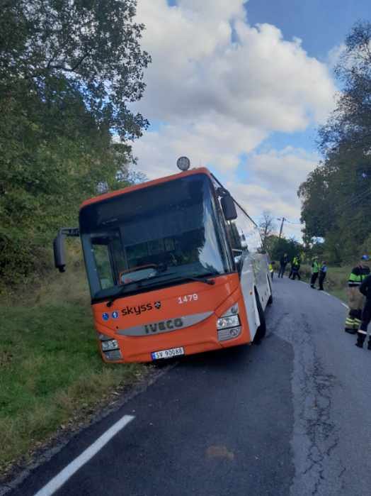Buss med skoleelever veltet