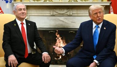 Donald Trump og Benjamin Netanyahu sitter i det ovale kontor i Det hvite hus