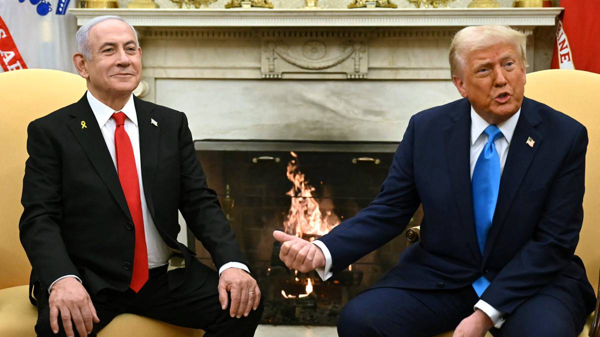Donald Trump og Benjamin Netanyahu sitter i det ovale kontor i Det hvite hus