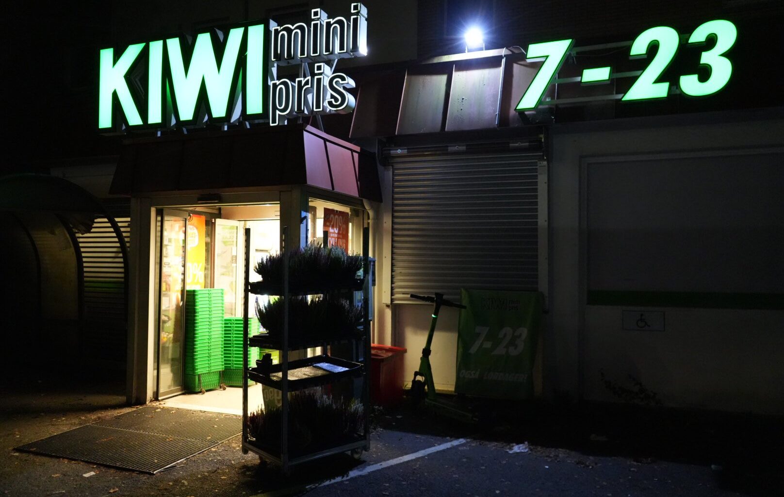 Bergkrystallen, Lambertseter | Fotgjenger påkjørt på Bergkrystallen. Skal ha kjørt inn i inngangspartiet på Kiwi