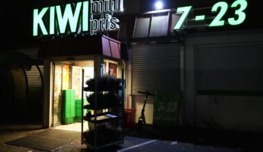 Bergkrystallen, Lambertseter | Fotgjenger påkjørt på Bergkrystallen. Skal ha kjørt inn i inngangspartiet på Kiwi