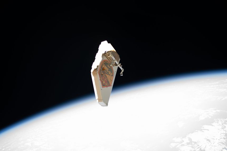 Et romsøppelskjold beskytter mot fragmenter som trenger gjennom og skader personer eller utstyr bak skjoldet.   Her driver et skjold vekk fra ISS etter at det ble løsnet, fjernet og kastet ut under reparasjon på et kontrollsystem i 2019. Foto:  Nasa
