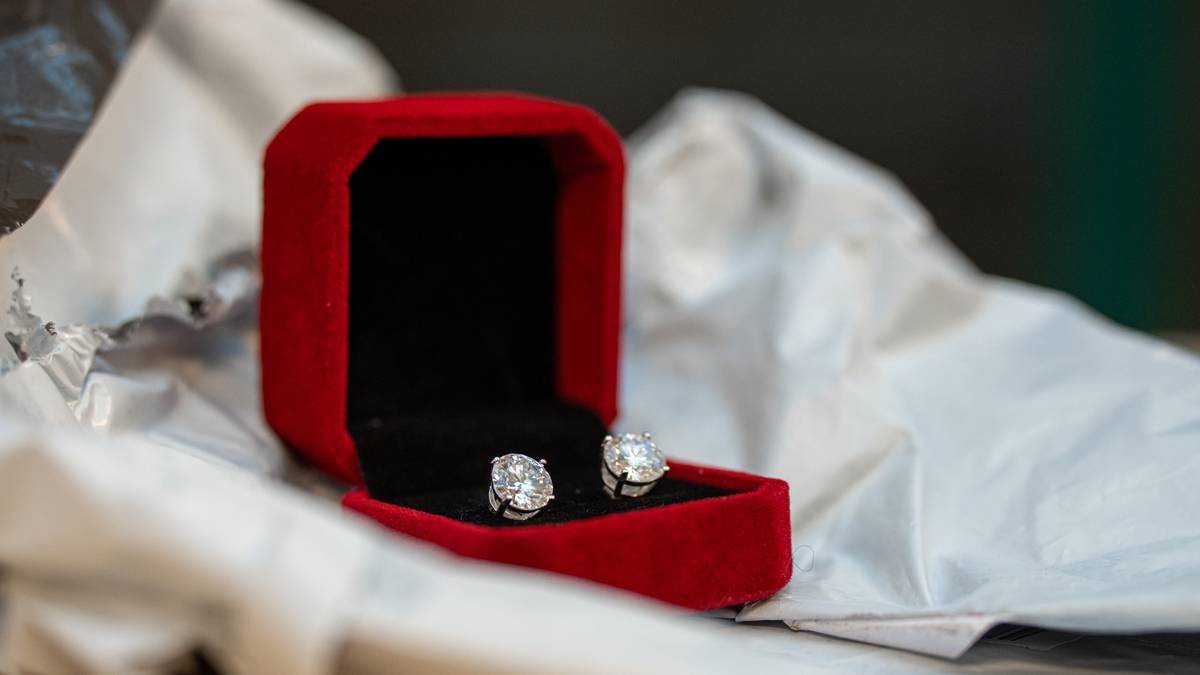 Diamantøredobber fra Temu med en plastpose fra posten