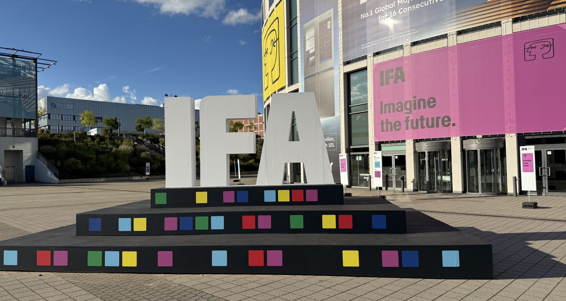 Et skilt med IFA-logoen, med Messe Berlin-komplekset i bakgrunnen