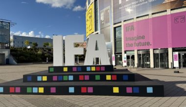 Et skilt med IFA-logoen, med Messe Berlin-komplekset i bakgrunnen