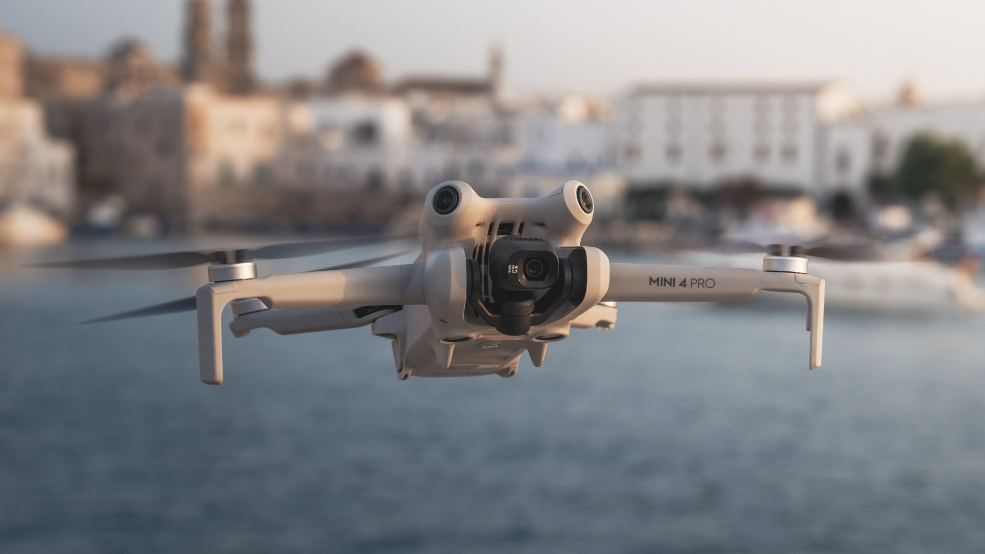 DJI Mini 4 Pro under en flytur.