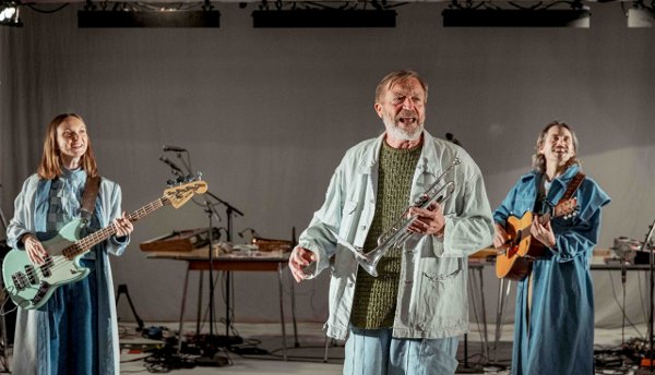 APPLAUS: Terje Strømdahl i aksjon for Teater Innlandet - til applaus. Her sammen med Synnøve Ovrid (musiker) og Øyvind Røsrud (musiker og musikalsk leder). Foto: Tale Hendnes *** Local Caption *** APPLAUS: Terje Strømdahl i aksjon for Teater Innlandet - til applaus. Her sammen med Synnøve Ovrid (musiker) og Øyvind Røsrud (musiker og musikalsk leder). Foto: Tale Hendnes
