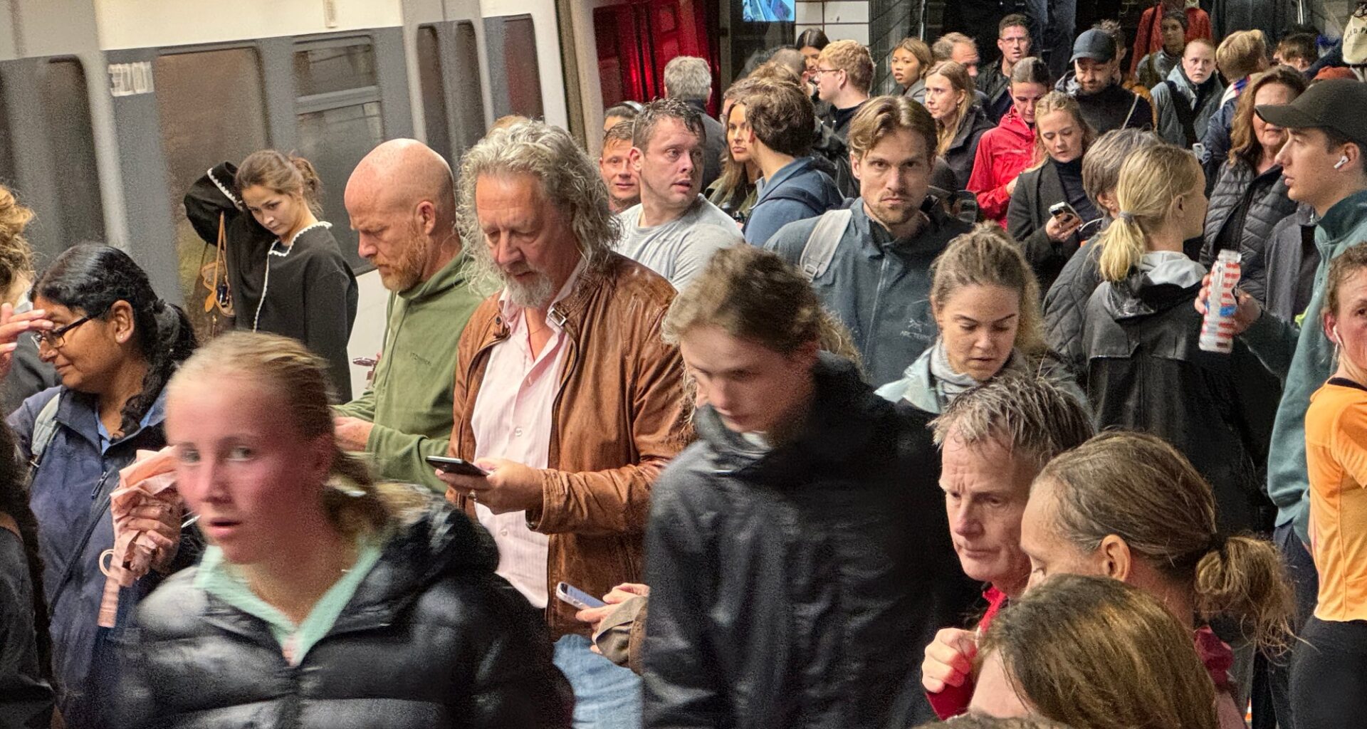 Nationaltheatret, Oslo Maraton | Stappfullt på T-banestasjonen: – Spre dere utover
