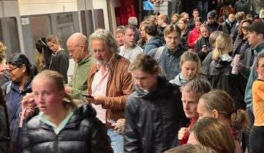 Nationaltheatret, Oslo Maraton | Stappfullt på T-banestasjonen: – Spre dere utover