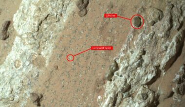 Bildet viser steinen Cheyava Falls på Mars som har flekker. Uthevet område i rødt viser flekker og en annen bergart: olivin.