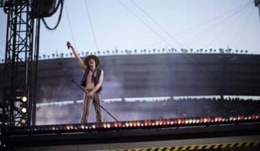 en person på scenen med mikrofon