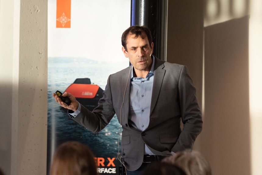 Professor Sebastien Gros leder AID, ett av seks nasjonale forskningssentre på kunstig intelligens. Sentrene skal undersøke hvordan kunstig intelligens påvirker samfunnet, utvikle teknologien og styrke innovasjon og verdiskaping. Foto:  Per Henning