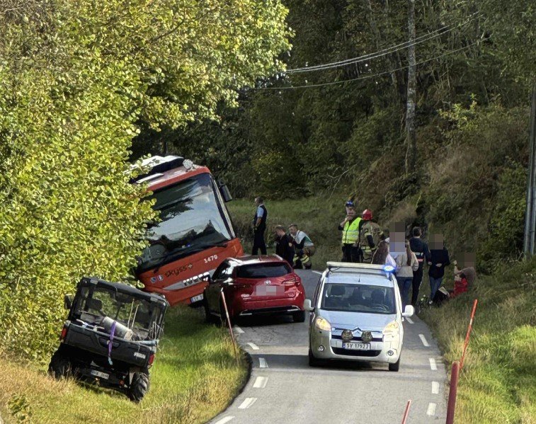 Nyheter, Bergen | Buss med skoleelever kjørt av veien