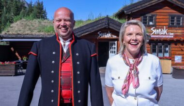 Senterparti-leder Trygve Slagsvold Vedum og Frp-leder Sylvi Listhaug under åpningen av den nye privatskolen i Lom.