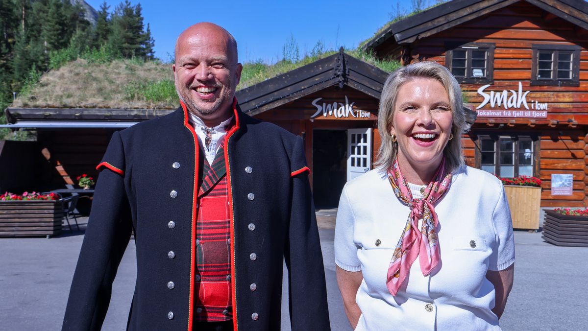 Senterparti-leder Trygve Slagsvold Vedum og Frp-leder Sylvi Listhaug under åpningen av den nye privatskolen i Lom.