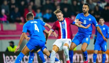 En gruppe menn som spiller fotball